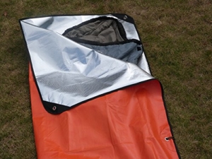 Neuer Einführungsrabatt für 2017 – Orange Allwetter Mehrzweck Thermodecke für Notfälle und Survival geeignet. Großer reflektierender Alusilberfolien Rettungsdecke mit Stahlheringe, Paracord und Tasche -